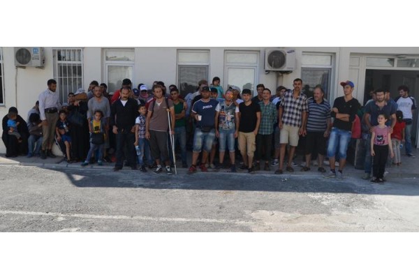 ALİAĞA’DA 106 MÜLTECİ YAKALADI