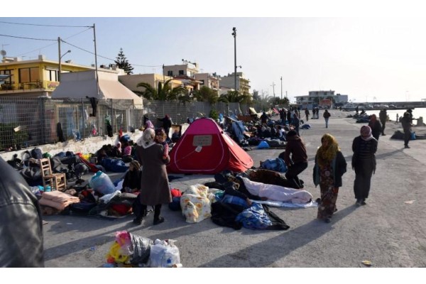 DİKİLİ'DE 50 DÜZENSİZ GÖÇMEN YAKALANDI
