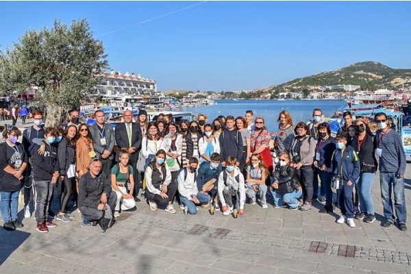 BEŞ YABANCI ÜLKEDEN ÖĞRENCİLER FOÇA’YI GEZDİLER