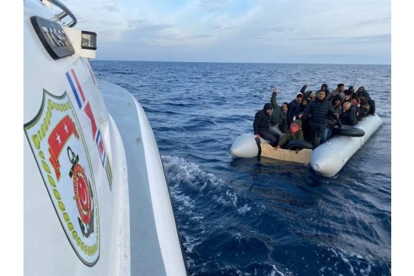 65 DÜZENSİZ GÖÇMEN KURTARILDI