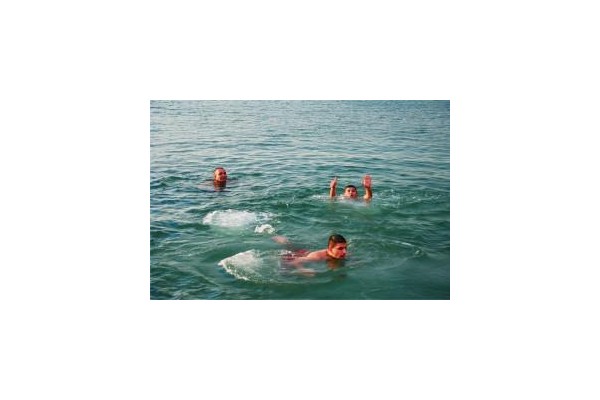 SOĞUĞA RAĞMEN  DENİZE GİRDİLER !