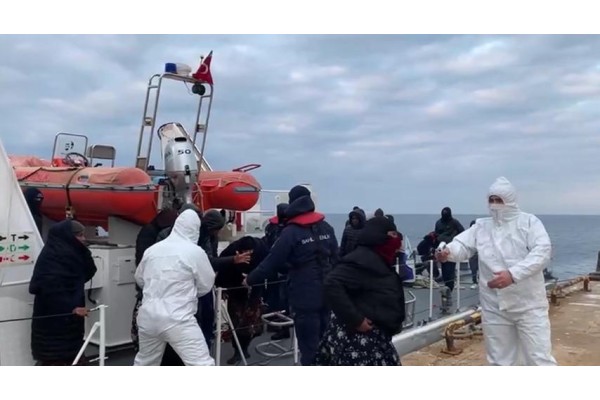 54 DÜZENSİZ GÖÇMEN KURTARILDI