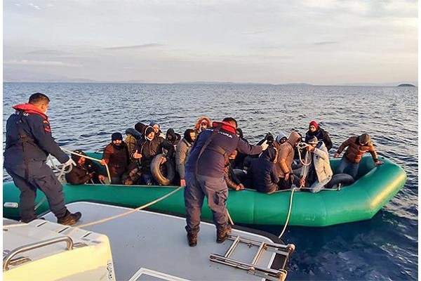 41 DÜZENSİZ GÖÇMEN KURTARILDI