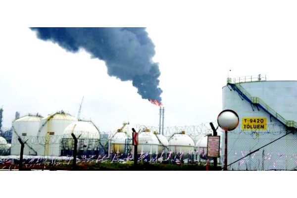 PETKİM’DEN YÜKSELEN SİYAH DUMAN KORKUTTU