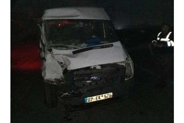 TIR İLE MİNİBÜS ÇARPIŞTI: 4 YARALI