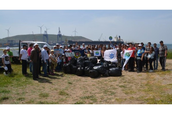 KYME’NİN KIYILARI TEMİZLENDİ