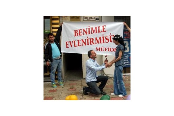 Cadde üzerinde evlenme teklifi