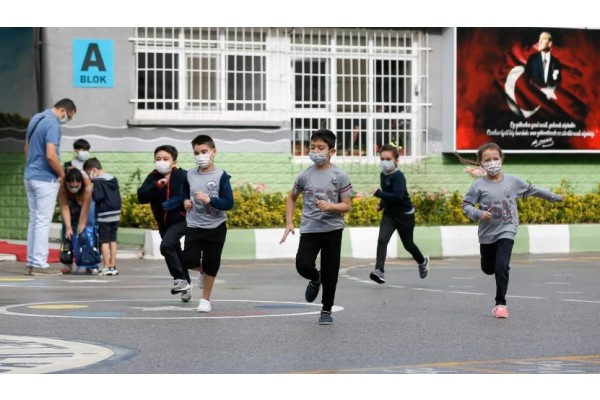 İLKOKUL ÖĞRENCİLERİ OKULLARINA KAVUŞTU