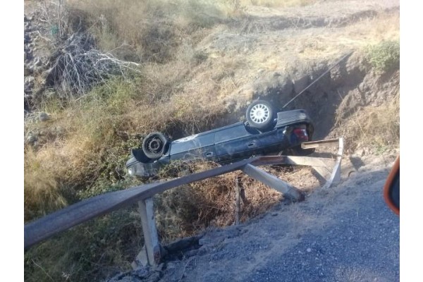 OTOMOBİL KÖPRÜDEN UÇTU: 2 YARALI