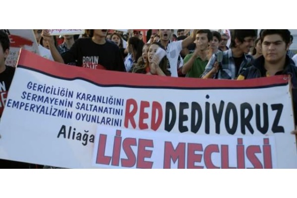 ALİAĞALI LİSELİLER AKP’YE KARŞI YÜRÜDÜ