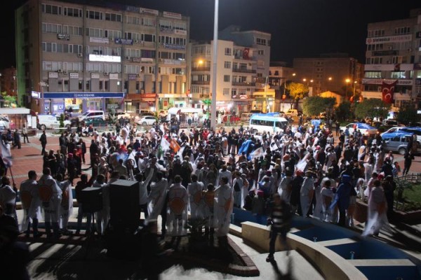 AK PARTİ’DEN SEVİNÇ GÖSTERİSİ