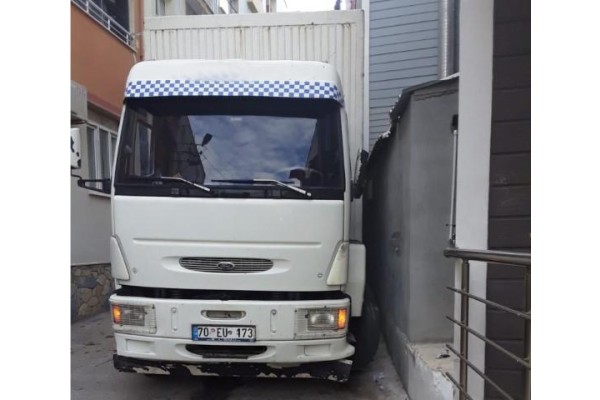 KAMYONU DURDURMAK İSTEYEN ŞOFÖR YARALANDI