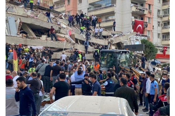 “KENTSEL DÖNÜŞÜM PROJELERİ HIZLA HAYATA GEÇMELİ”