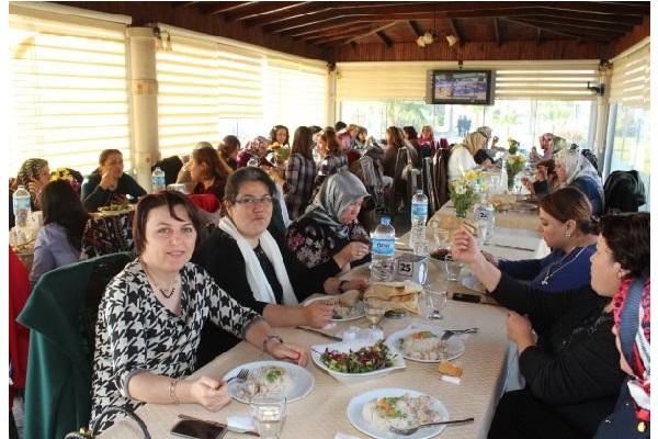 Çalışan ve emekli polis eşleri bir araya geldi