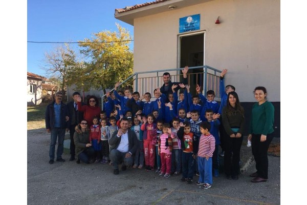 KARDEŞLERİNE YARDIM ETTİLER