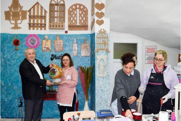 HÜNERLİ ELLER AHŞABA RENK VERİYOR