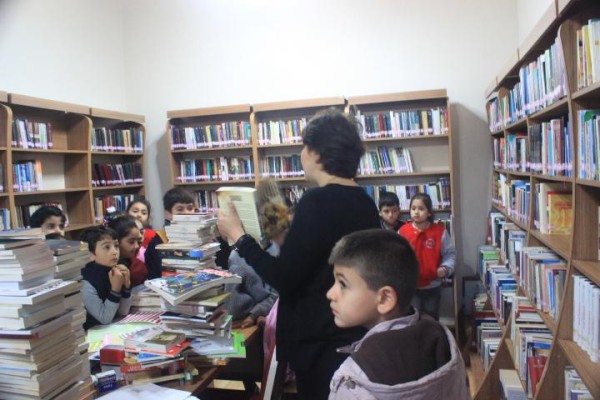 İLKOKUL ÖĞRENCİLERİNDEN KÜTÜPHANE ZİYARETİ