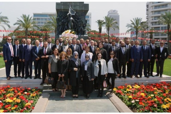 AK PARTİ İZMİR İL YÖNETİMİ GÖREVE BAŞLADI