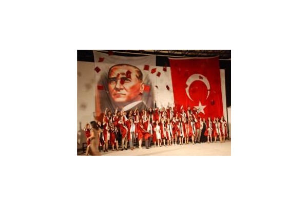 ALİAĞA TİCARET  LİSESİ  İLK MEZUNLARINI VERDİ