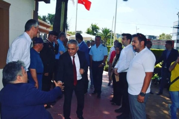 Protokol ve siyasiler bayramlaştı