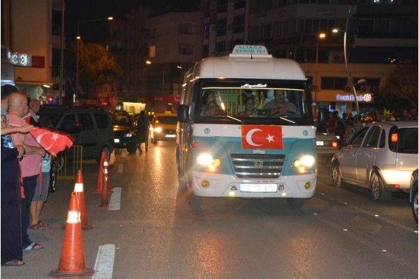 ŞOFÖRLERDEN DARBEYE TEPKİ KONVOYU