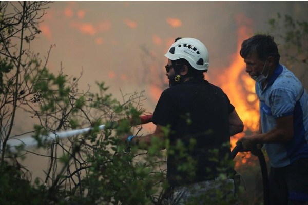 BELEDİYE EKİPLERİ YANGIN BÖLGESİNDE GÖREVDE