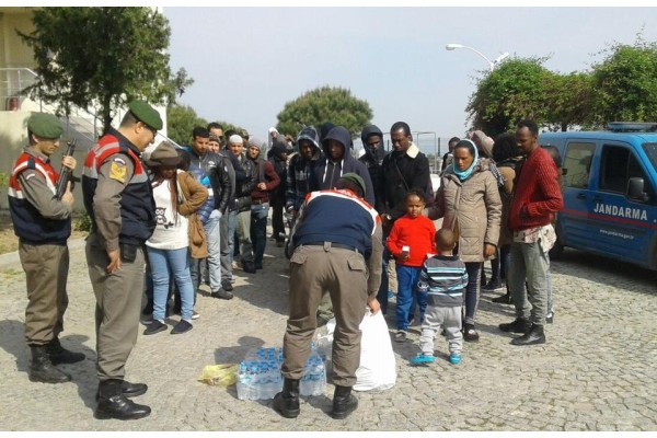 ALİAĞA'DA 12 SIĞINMACI YAKALANDI