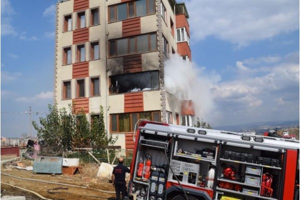 APARTMANDA ÇIKAN YANGINDA 5 KİŞİ ZEHİRLENDİ