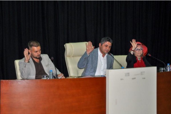 MECLİS GERGİN GEÇTİ