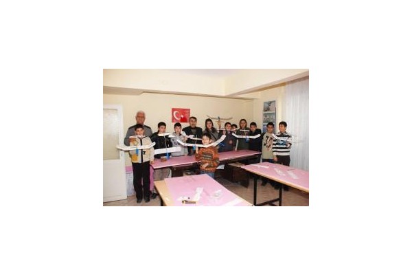 Öğrenciler model uçaklarını uçurdular