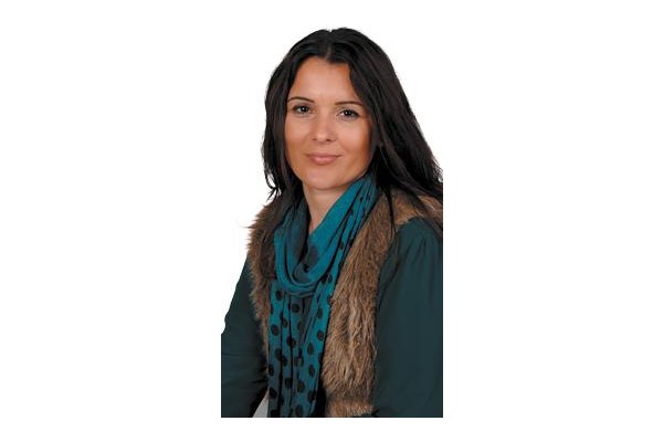 ALİAĞA'DA ŞARKILI TÜRKÜLÜ SİYASET