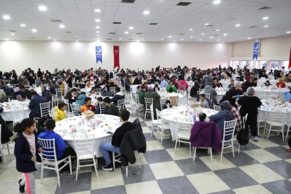 Toplu iftar geleneği sürüyor