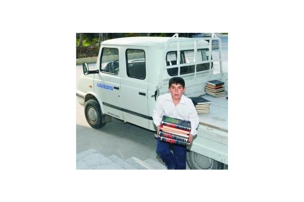 Gençlik Meclisi’nden okullara kitap yardımı