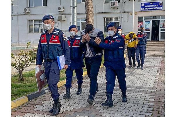YARDIM BAHANESİYLE HIRSIZLIK YAPAN 3 KİŞİ TUTUKLANDI