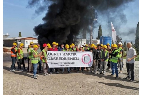 Hastane inşaatında çalışan işçiler greve başladı