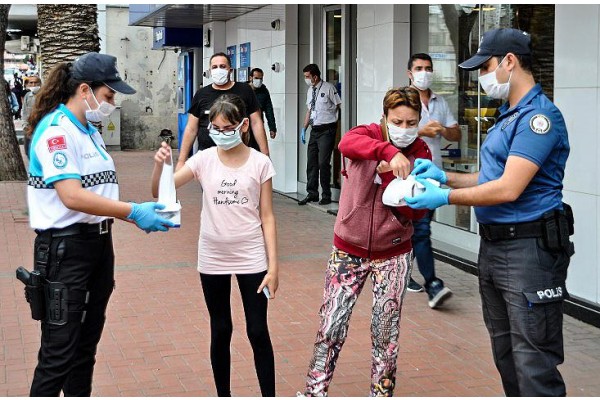 EMNİYET VATANDAŞLARA MASKE DAĞITTI