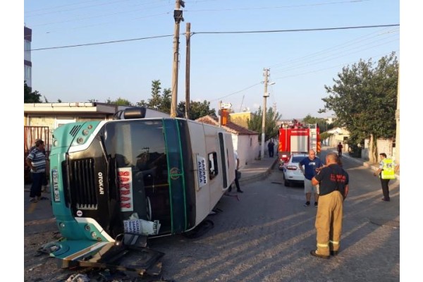 YOLCU MİNİBÜSÜYLE OTOMOBİL ÇARPIŞTI: 6 YARALI