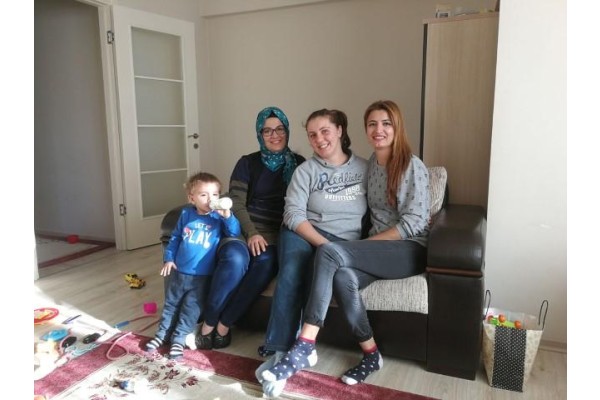 BİR APARTMAN, DÖRT KADIN VE ÇOCUKLARI