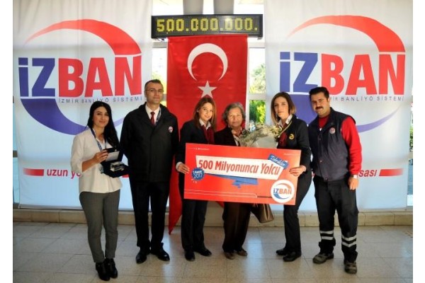 İZBAN’IN 500 MİLYONUNCU YOLCUSU  GÜLSER HANIM
