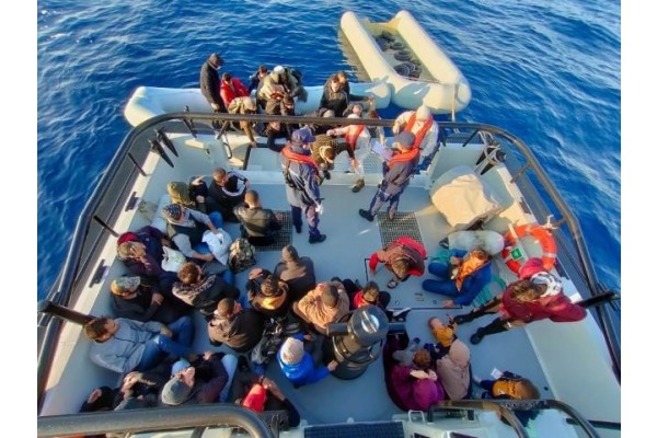 212 DÜZENSİZ GÖÇMEN KURTARILDI