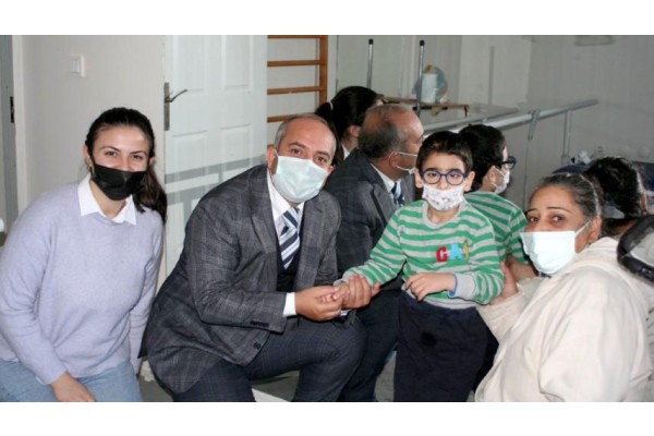 AKYÜZ’DEN ÖZEL ÇOCUKLARA ZİYARET