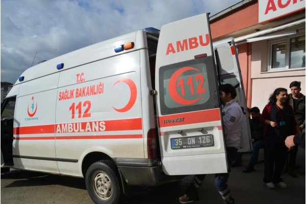 SERVİS OTOBÜSÜ İLE ÇEKİCİ ÇARPIŞTI: 9 YARALI