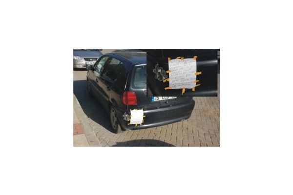 VİCDANIN RAHAT MI,  ARABAMA VURUP KAÇTIN"