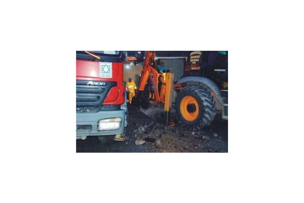 YANLIŞLIKLA  BORUYU PATLATTI