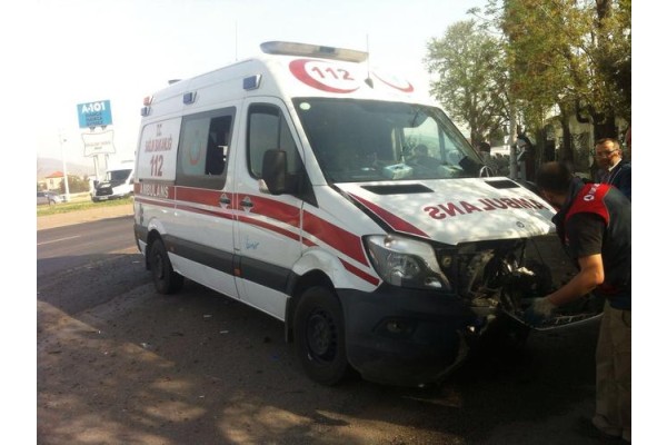 AMBULANS İLE OTOMOBİL ÇARPIŞTI: 2 YARALI