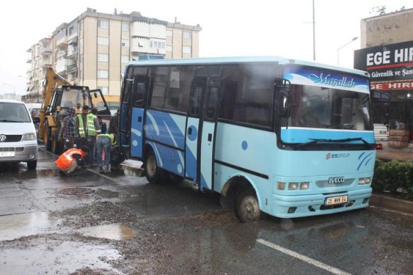 ASFALT ÇÖKTÜ, İŞÇİ SERVİSİ ÇUKURA GÖMÜLDÜ