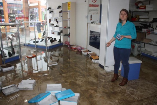 DÜKKÂNLAR SU ALTINDA KALDI