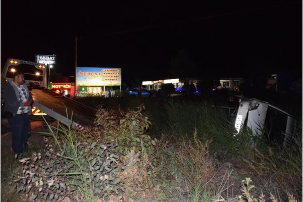 YOLDAN ÇIKAN OTOMOBİL TAKLA ATTI: 2 YARALI