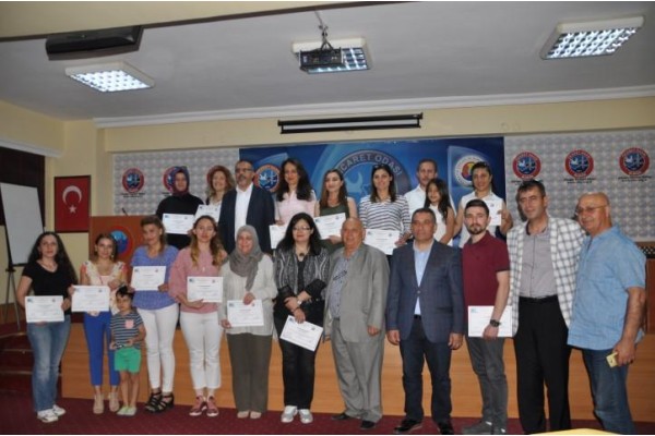 KURSİYERLER SERTİFİKALARINI ALDI