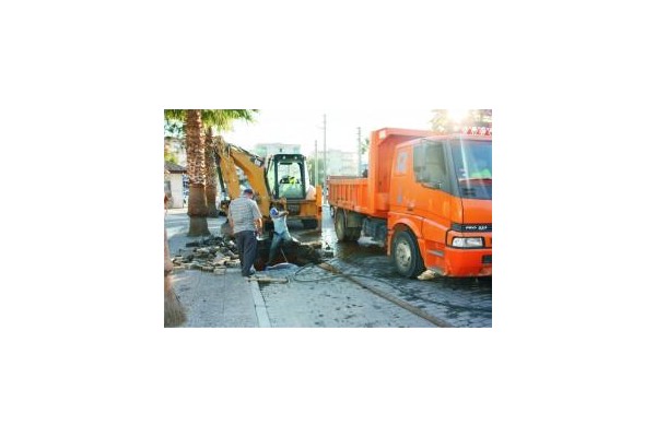 ALİAĞA'DA HERGÜN BİR SU BORUSU PATLIYOR